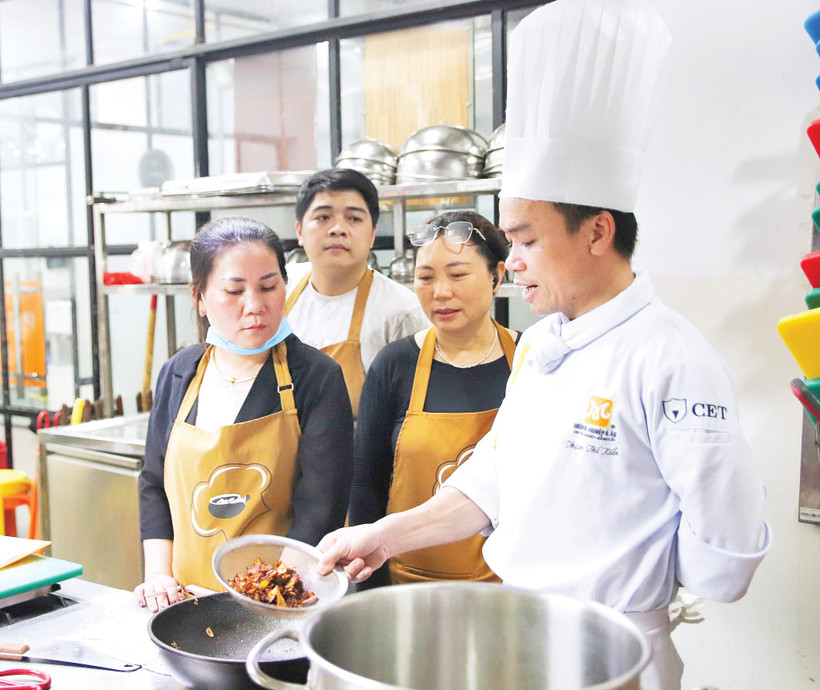Học nghề nấu ăn đang là lựa chọn của nhiều lao động ở độ tuổi trung niên.