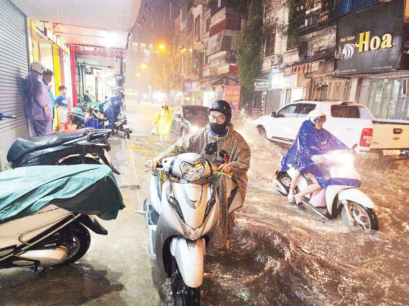 Phố Nguyễn Tuân thường xuyên ngập sau mưa lớn. Ảnh: Võ Hải