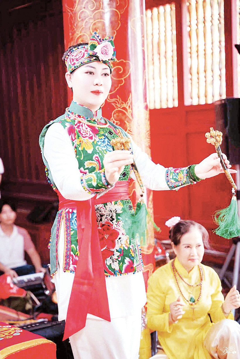 Thanh đồng Phạm Thị Bằng Ly thực hiện các động tác múa theo hướng dẫn của đồng thầy.