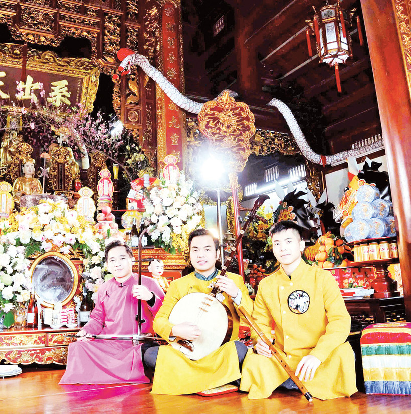 Nghệ nhân Phương Thanh Hiền (ngồi giữa) - Nhóm trưởng Văn Ca Chúc Thánh trong một vấn hầu tại Quang Minh điện (Sóc Sơn, Hà Nội).