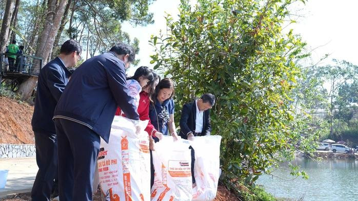 Trung tâm Cung ứng dịch vụ công xã Măng Đen đã thả 5.000 cá koi, cá lăng giống xuống hồ Đăk Ke.