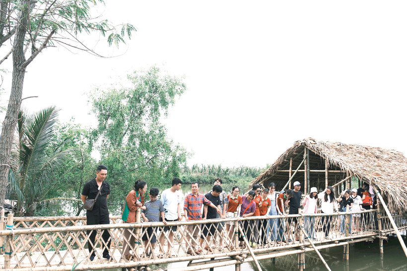 Tham gia hành trình khám phá vẻ đẹp hoang sơ Vườn quốc gia Xuân Thủy mang đến những trải nghiệm đáng nhớ và ý nghĩa. Ảnh: Bảo Nguyên