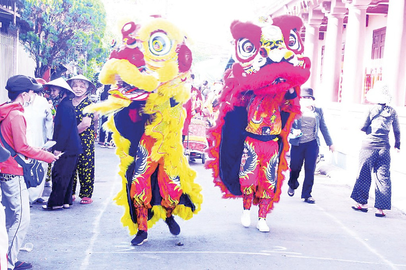 Múa lân, diễu hành tạo không khí sôi động trong phần hội. Ảnh: Hà Lan