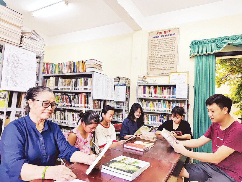 Thư viện làng Bình Vọng đã và đang thu hút nhiều bạn đọc ở các lứa tuổi khác nhau. (Ảnh Văn Học) 