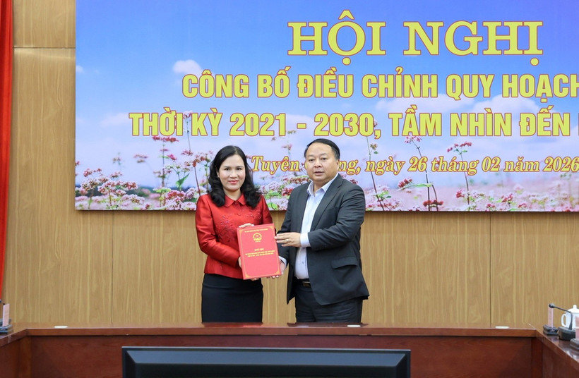 Đồng chí Chủ tịch UBND tỉnh Tuyên Quang Phan Huy Ngọc trao Quyết định phê duyệt Điều chỉnh Quy hoạch tỉnh cho lãnh đạo Sở Tài chính.