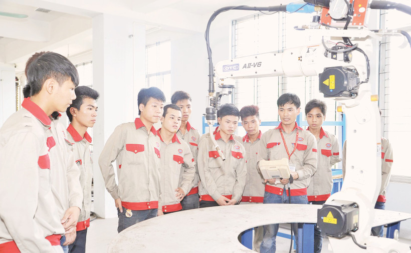 Đào tạo nghề hàn bằng robot tại Trường cao đẳng Công nghệ cao Hà Nội. Ảnh: Hải Nam