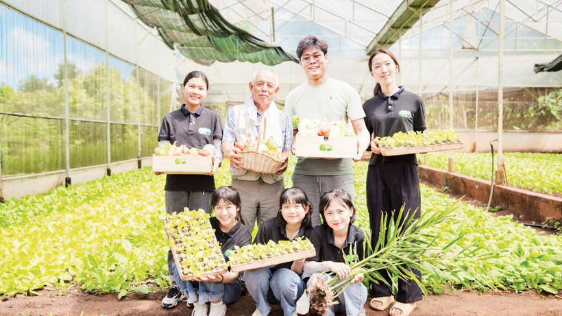 Nguyễn Thiên Lý (người đứng thứ hai từ phải sang) chọn đồng hành cùng bà con trong việc áp dụng công nghệ vào canh tác. Nguồn HUBTECH ASIA