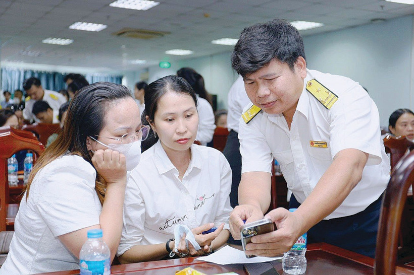 Cán bộ Thuế Thành phố Hồ Chí Minh hỗ trợ, hướng dẫn hộ kinh doanh, cá nhân kinh doanh thực hiện kê khai thuế điện tử. Nguồn: Cục Thuế 