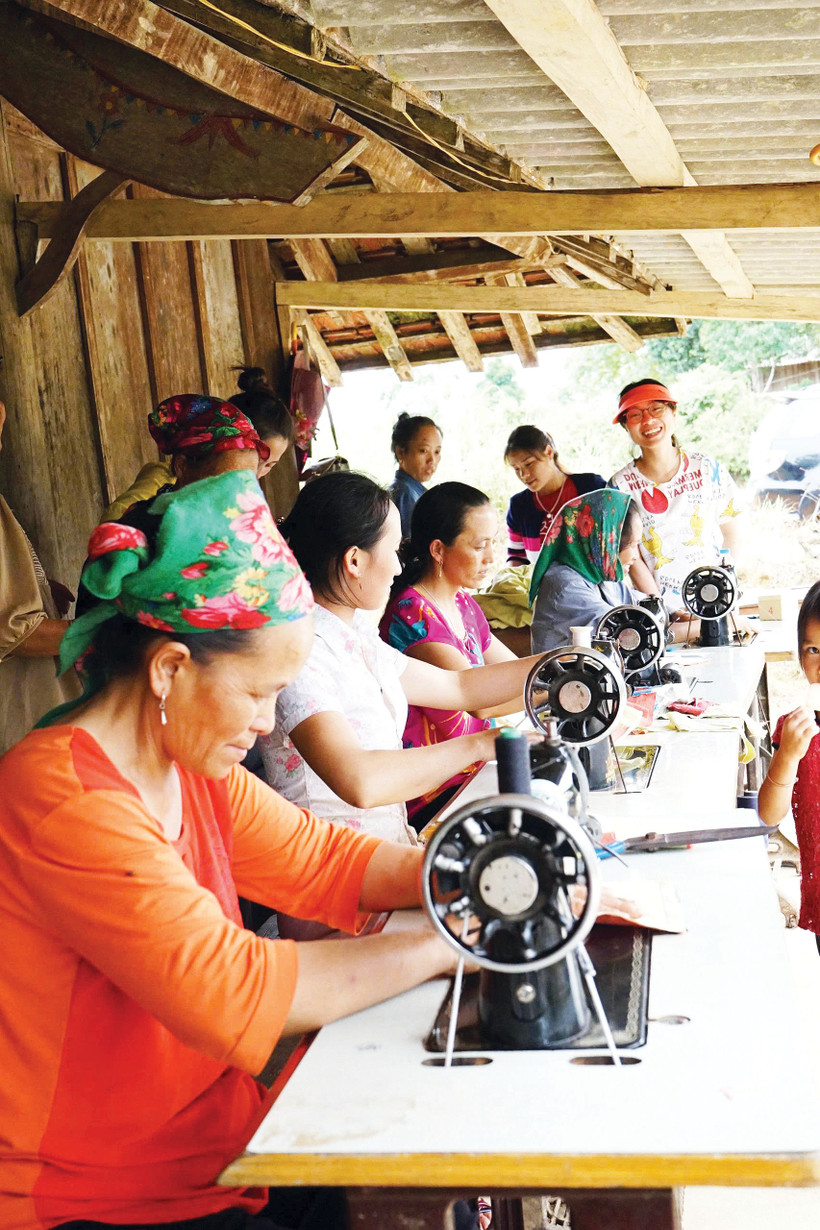 CRAFT LINK tổ chức tập huấn dạy may và hoàn thiện sản phẩm cho phụ nữ người Mông ở bản Phà Sắc.