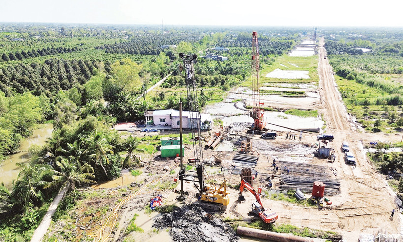 Dự án công trình đường bộ cao tốc Cao Lãnh - An Hữu thành phần 2 hiện đã bàn giao 100% tiến độ mặt bằng.