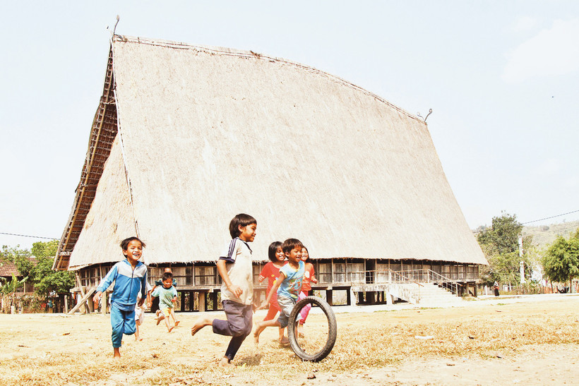 Không gian vui chơi, sinh hoạt chung của cả làng.