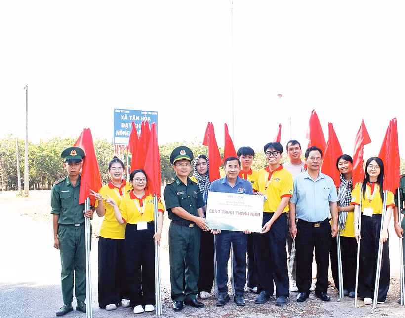 Chương trình “Gom nắng gửi xuân” tại xã Tân Hòa. Ảnh NVCC 