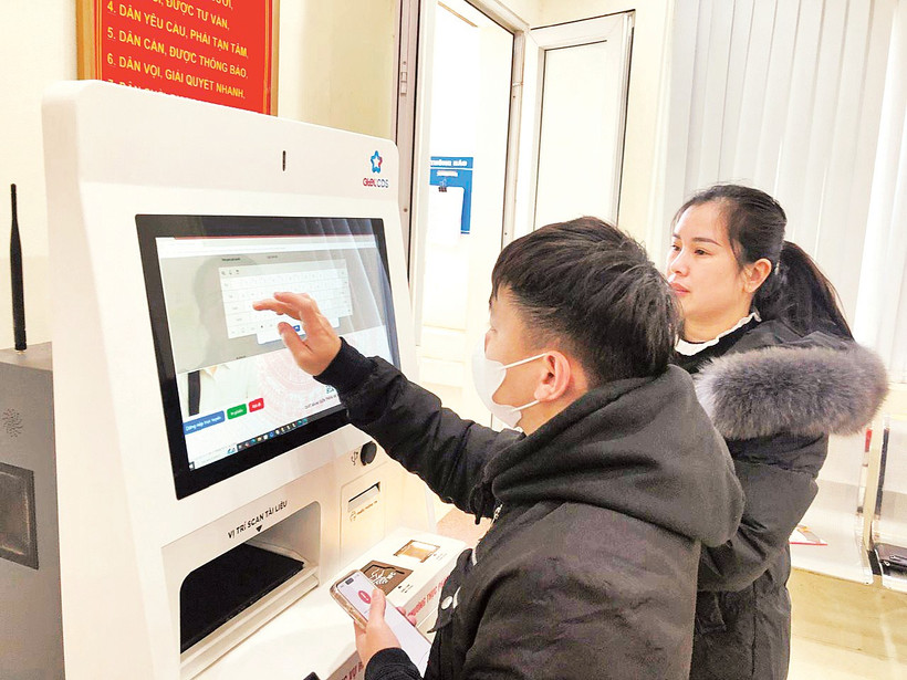 Người dân tương tác với robot AI trợ giúp thủ tục hành chính tại Trung tâm Phục vụ hành chính công phường Thục Phán.