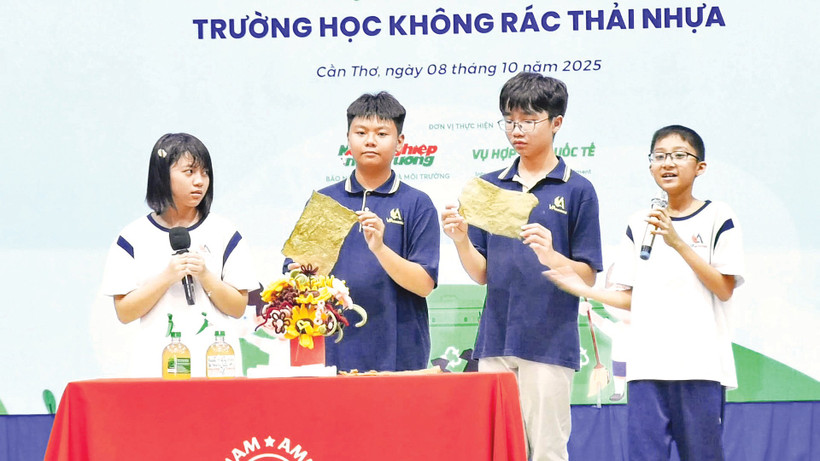 Học sinh Trường trung học phổ thông Việt-Mỹ giới thiệu các sản phẩm tái chế từ rác thải. Ảnh: Mỹ Ly