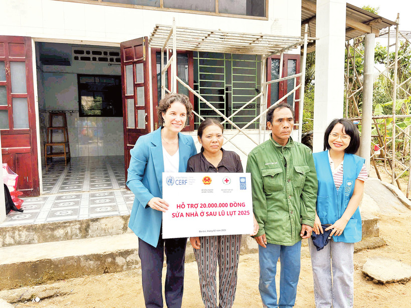 Gia đình nhận hỗ trợ sửa nhà ở sau lũ lụt. Ảnh UNDP