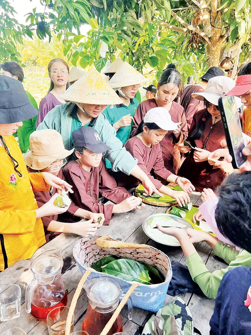 Các em học sinh được tìm hiểu và trải nghiệm nhiều mô hình nông nghiệp xanh thông qua chương trình. Ảnh: Thúy Phượng