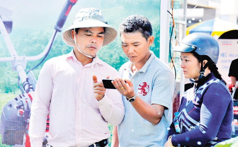 Người nông dân tìm hiểu các ứng dụng của điện thoại thông minh để phục vụ cho sản xuất. Ảnh: Hải Nam