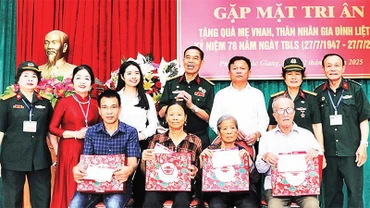 Ban Chấp hành Hội trao quà, sổ tiết kiệm tặng các thân nhân liệt sĩ. (Ảnh TRUNG ANH)