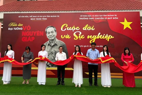 Ban tổ chức cắt băng khai mạc triển lãm “Đại tướng Võ Nguyên Giáp - Cuộc đời và sự nghiệp”.