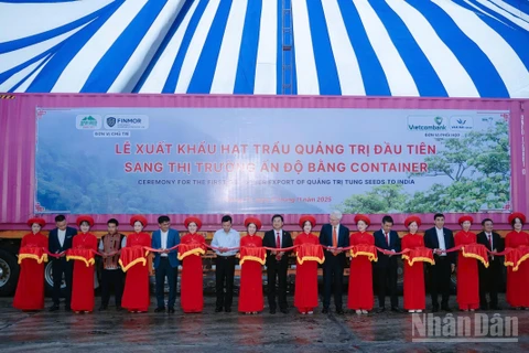Đại biểu thực hiện nghi thức cắt băng xuất khẩu lô hàng hạt trẩu đầu tiên sang Ấn Độ.