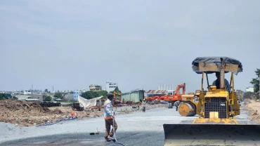 Thi công một gói thầu thuộc Dự án cải tạo kênh Tham Lương-Bến Cát- Rạch Nước lên do Ban Quản lý dự án đầu tư xây dựng hạ tầng đô thị Thành phố Hồ Chí Minh làm chủ đầu tư (Ảnh: THẾ ANH)