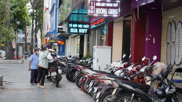 Kẻ vạch quản lý vỉa hè khu vực phường Hòa Hưng.(Ảnh: THẾ ANH)