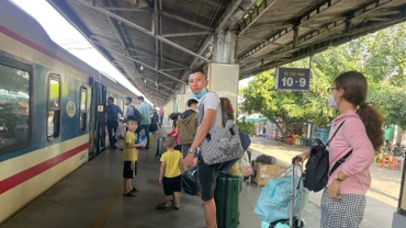 Ngành đường sắt tổ chức chạy 177 chuyến tàu thống nhất và khu đoạn phía nam trong dịp Lễ Quốc khánh. (Ảnh: QUÝ HIỀN)