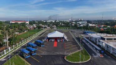 Bến xe buýt Hóc Môn có quy mô 10.000 m2, có thể đáp ứng chỗ đậu cho 60 xe. (Ảnh: QUÝ HIỀN)