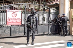 Cảnh sát đứng gác trước một trường học sau một vụ nổ xảy ra tại nhà thờ Hồi giáo ở Jakarta, Indonesia (Ảnh: Xinhua)