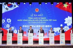 Tổng Bí thư Tô Lâm và các đại biểu thực hiện nghi thức ra mắt Tổng Lãnh sự quán Việt Nam tại thành phố Busan. (Ảnh: TTXVN)