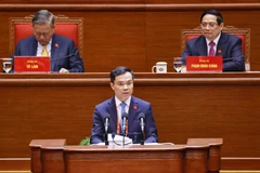 Đồng chí Nguyễn Mạnh Hùng, Phó Giám đốc Học viện Chính trị quốc gia Hồ Chí Minh, trình bày tham luận “Hoàn thiện lý luận về đường lối đổi mới của Đảng trong kỷ nguyên vươn mình của dân tộc”. (Ảnh: TTXVN)