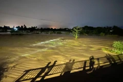 Nước từ hồ chứa tràn xuống đường. (Ảnh: Người dân cung cấp)