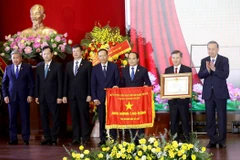 Tổng Bí thư Tô Lâm trao danh hiệu Anh hùng Lao động tặng Tòa án nhân dân tối cao. (Ảnh: ĐĂNG KHOA)