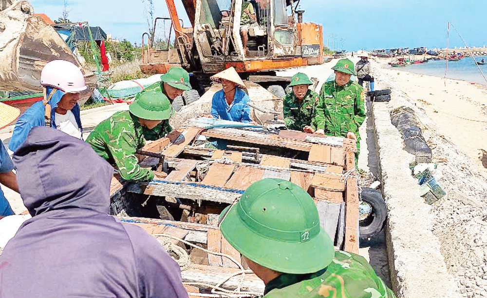 Các lực lượng chức năng thành phố Hải Phòng giúp dân di dời tàu, thuyền đến nơi an toàn. (Ảnh: Cổng TTĐT thành phố Hải Phòng) anh-man-hinh-2025-07-21-luc-41900-sa.png