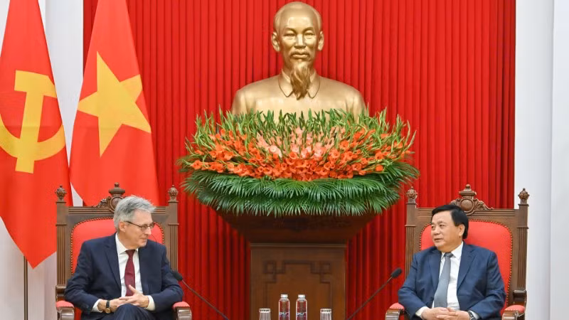 Đồng chí Nguyễn Xuân Thắng, Ủy viên Bộ Chính trị, Giám đốc Học viện Chính trị quốc gia Hồ Chí Minh, Chủ tịch Hội đồng Lý luận Trung ương và Trưởng Đoàn đại biểu Đảng Dân chủ Xã hội Đức Achim Post. (Ảnh: THỦY NGUYÊN)
