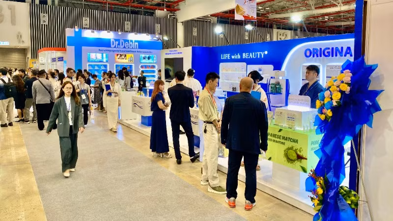 Các gian hàng trưng bày mỹ phẩm tại triển lãm ngành làm đẹp 2025.