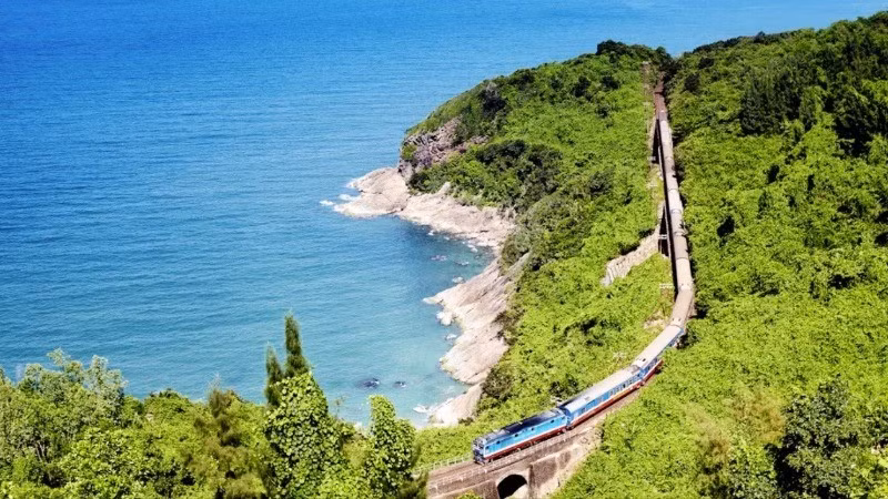 Tàu Thống Nhất chạy qua đèo Hải Vân nằm giữa Huế và Đà Nẵng. (Ảnh: Lonely Planet)