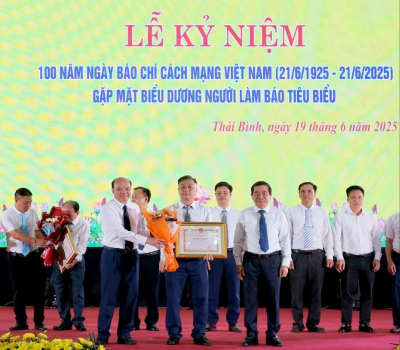 Ủy ban nhân dân tỉnh Thái Bình tặng Bằng khen cho 24 người làm báo tiêu biểu. 