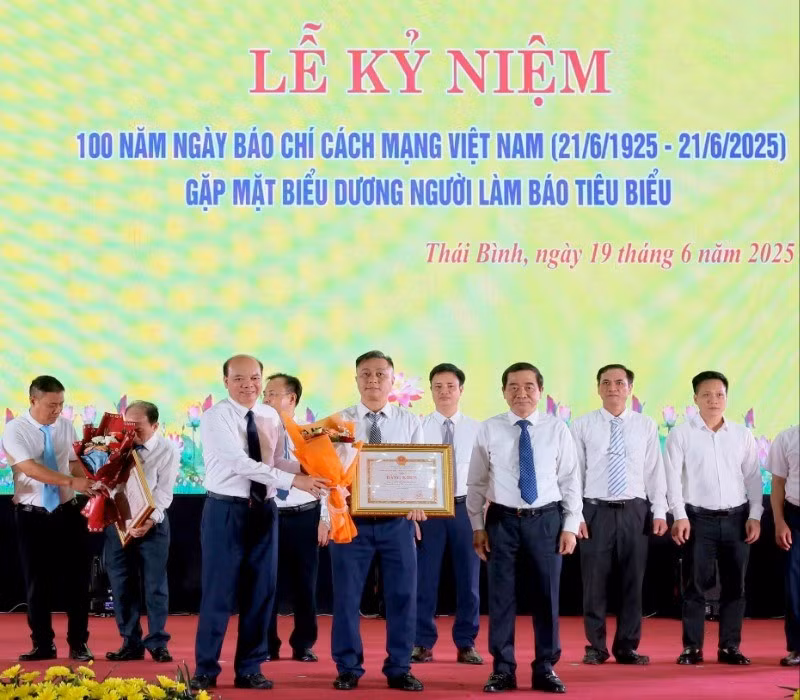 Ủy ban nhân dân tỉnh Thái Bình tặng Bằng khen cho 24 người làm báo tiêu biểu. 