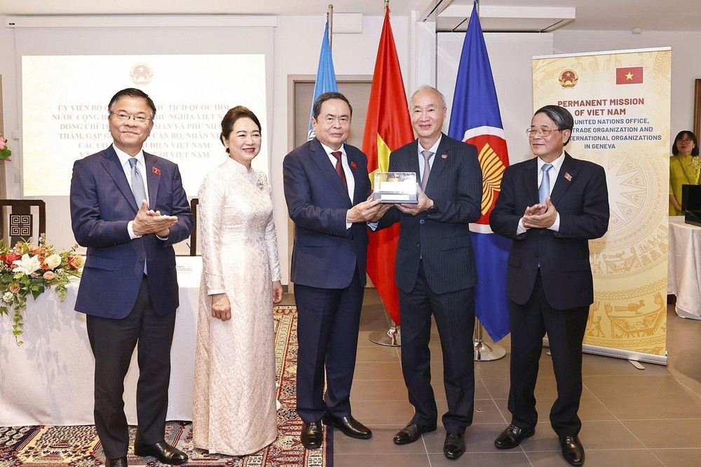 Chủ tịch Quốc hội Trần Thanh Mẫn và Phu nhân tặng quà cho Đại sứ quán. (Ảnh: TTXVN) z6849039985332-a6122aa24c6b3f031263fcb172ed8c47.jpg