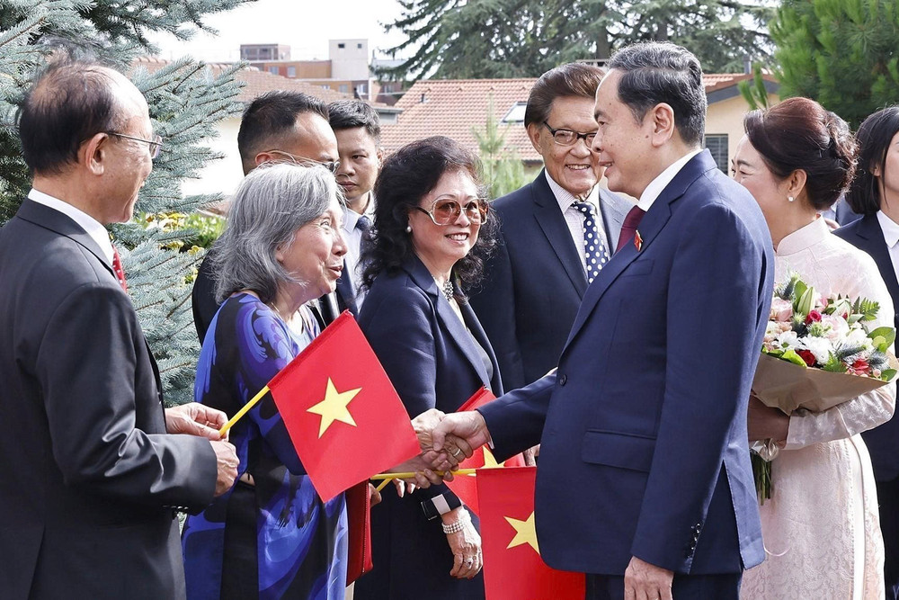 Chủ tịch Quốc hội Trần Thanh Mẫn và Phu nhân gặp gỡ cán bộ, nhân viên Phái đoàn Việt Nam tại Liên hợp quốc và các tổ chức quốc tế tại Geneva, Đại sứ quán và cộng đồng người Việt Nam tại Thụy Sĩ. (Ảnh: TTXVN) z6849041922955-ea957453b45a5538aa86e798bdd5b9ae.jpg