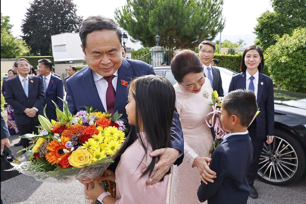 Chủ tịch Quốc hội Trần Thanh Mẫn và Phu nhân gặp gỡ cán bộ, nhân viên Phái đoàn Việt Nam tại Liên hợp quốc và các tổ chức quốc tế tại Geneva, Đại sứ quán và cộng đồng người Việt Nam tại Thụy Sĩ . (Ảnh: TTXVN) z6849041758863-5cee65f0edcadf7c3ec24288b067364c.jpg