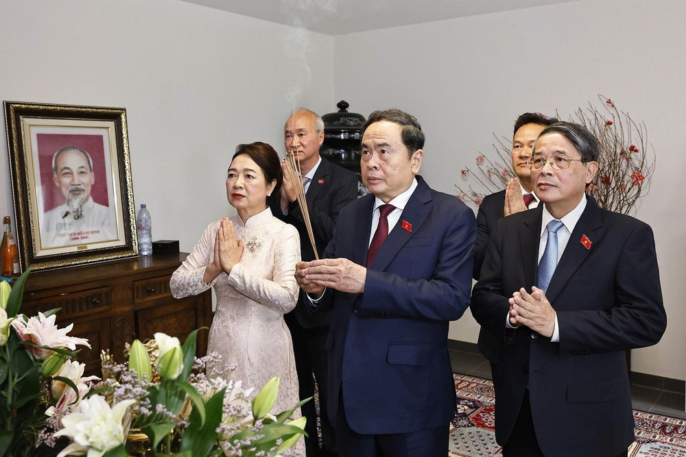 Chủ tịch Quốc hội Trần Thanh Mẫn và Phu nhân thắp hương tại bàn thờ Bác Hồ. (Ảnh: TTXVN) z6849040476736-bdd64fe7bbc8eb039caa16d0cb0f7c82.jpg