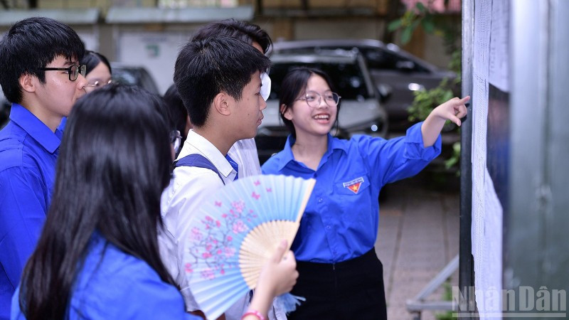 Tình nguyện viên "Tiếp sức mùa thi" hỗ trợ thí sinh tại thành phố Hà Nội.