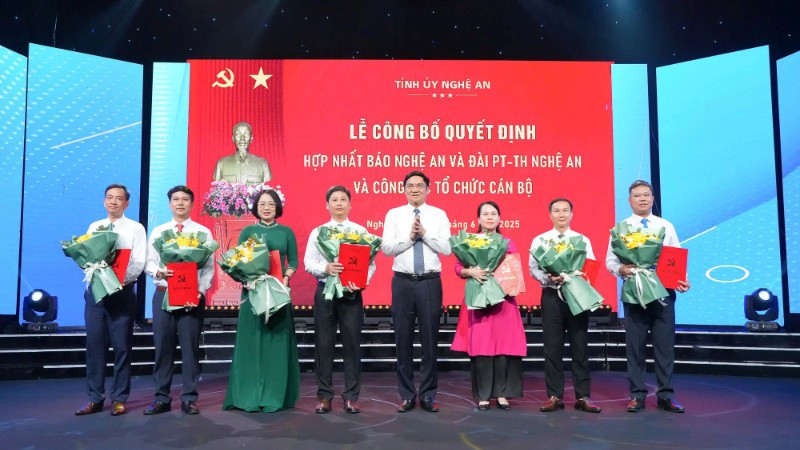 Phó Bí thư Thường trực Tỉnh ủy, Chủ tịch Hội đồng nhân dân tỉnh Nghệ An Hoàng Nghĩa Hiếu trao quyết định bổ nhiệm Tổng Biên tập và các Phó Tổng Biên tập Báo và Đài Phát thanh-Truyền hình Nghệ An.