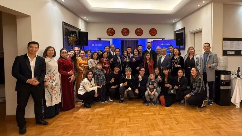 Các đại biểu tham dự buổi tiếp tân kỷ niệm 15 năm thành lập Đại sứ quán Việt Nam tại Hy Lạp. (Ảnh: Đại sứ quán Việt Nam tại Hy Lạp)