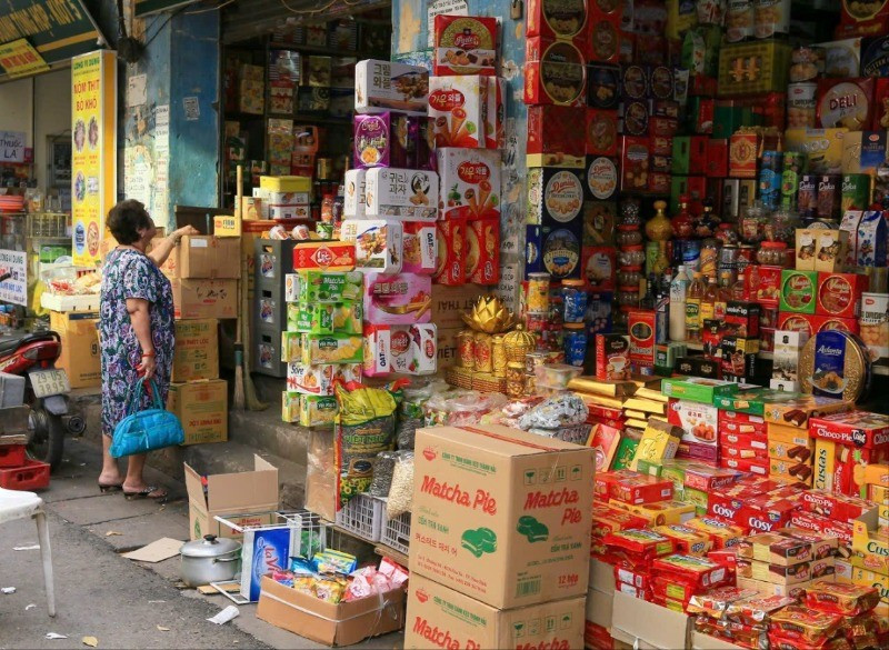 Người dân mua bánh, kẹo tại cửa hàng trên phố Hàng Giấy, Hà Nội. (Ảnh TUỆ NGHI)