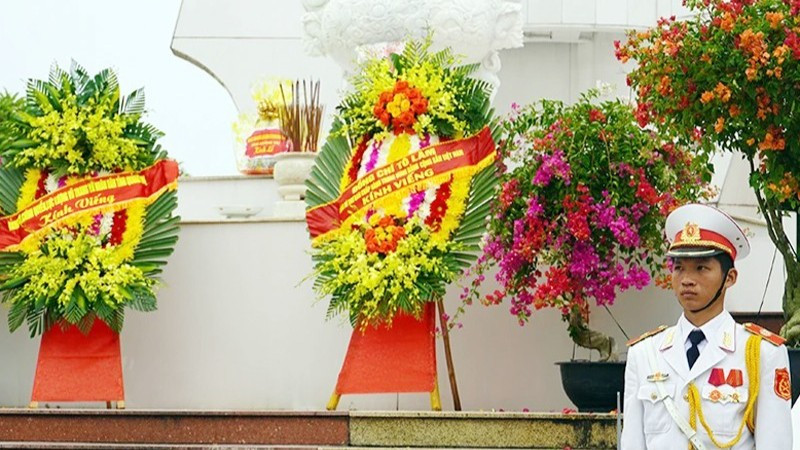 Vòng hoa của Tổng Bí thư Tô Lâm và Đoàn đại biểu Đảng bộ, chính quyền, lực lượng vũ trang và nhân dân tỉnh Quảng Trị viếng các Anh hùng liệt sĩ.