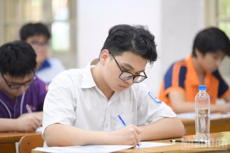 Thí sinh tham dự kỳ thi tuyển sinh vào lớp 10 tại Hà Nội. (Ảnh: THẾ ĐẠI)