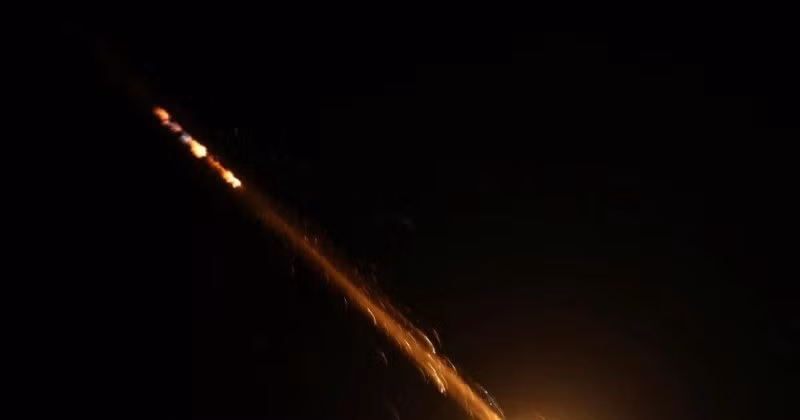 Tên lửa của Iran được phóng xuống thành phố Hebron, phía nam Khu Bờ Tây tối 14/6/2025. (Ảnh: THX/TTXVN)